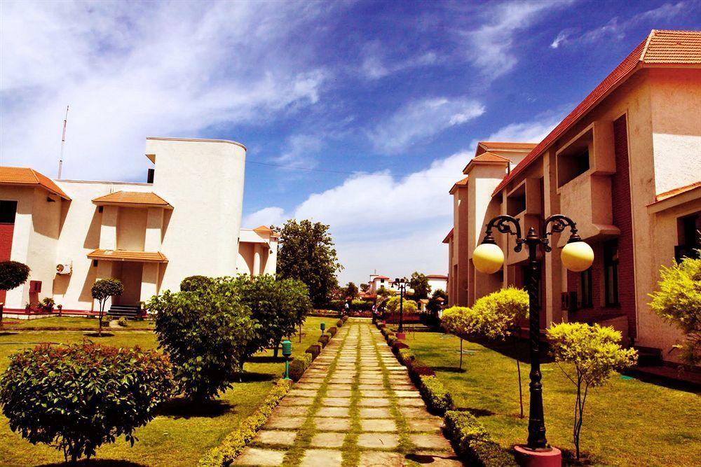 Naturoville Ayurvedic And Yoga Retreat Rishīkesh Exterior foto
