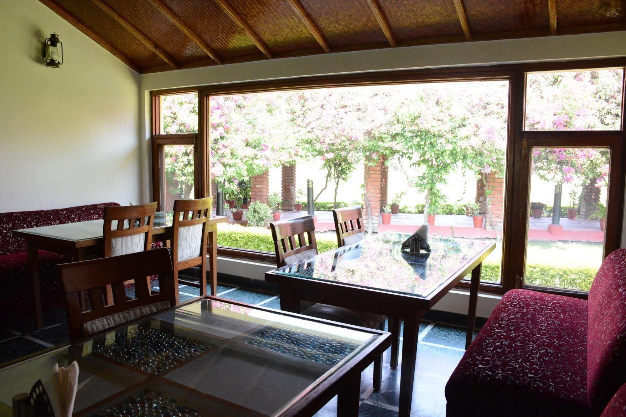 Naturoville Ayurvedic And Yoga Retreat Rishīkesh Exterior foto